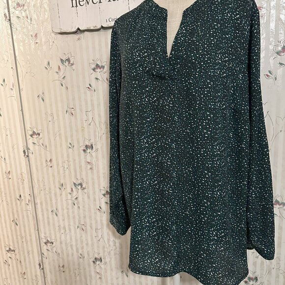 Carolina Belle 1X Popover Long Sleeve Top Black, Green, White - Picture 2 of 3